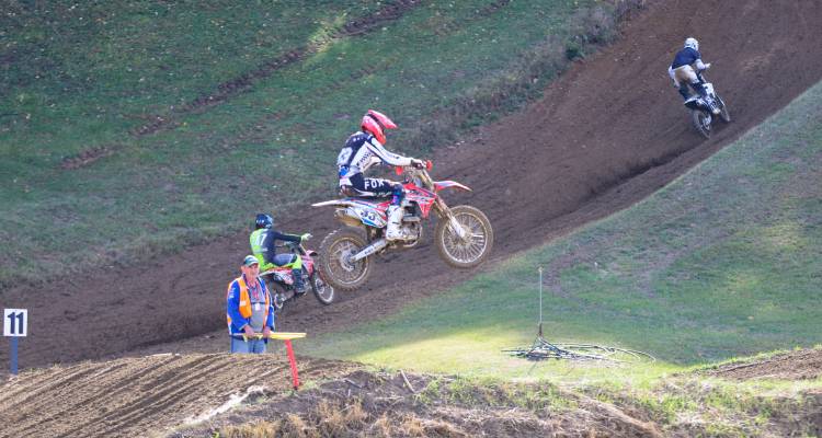 Motocross spektakl u Kozarevcu: Karasov brijeg u znaku brzine, adrenalina i sportskog duha